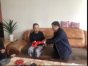 敦煌種業(yè)領(lǐng)導(dǎo)看望慰問公司老干部、老黨員及困難黨員職工